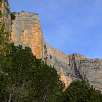 Un nueva muralla y segundas pasarelas ya a la vista / Ruta a pie Camino natural de Montfalcó al congost de Mont-rebei 