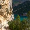 Primer muro junto al pantano -pronto veremos las pasarelas- / Ruta a pie Camino natural de Montfalcó al congost de Mont-rebei 