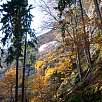 Al pie de Pravcická Brána visto desde atrás / Ruta a pie El arco de Pravcická Brána 