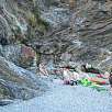 Gente acampada en la fuente de Beu y Tapa / Ruta a pie Ronda de Portbou 