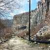 Camino de tierra en bajada / Ruta a pie La Sinfonía de las piedras de Garni 