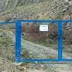 Vallas azules que nos impiden el paso / Ruta a pie La Sinfonía de las piedras de Garni 