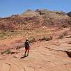 Con The Wave ya a la vista - aunque no se aprecie en la foto - / Ruta a pie Coyote Buttes | The Wave 