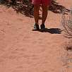 El camino discurre sobre blanda arena rojiza y roca / Ruta a pie Coyote Buttes | The Wave 