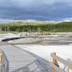 Pasarelas de madera que hacen accesible el camino / Ruta a pie Yellowstone | Old Faithful 