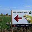 Indicador al espacio protegido del río Llobregat con varias rutas a pie de interés naturalístico 