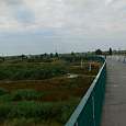 Al final de la larga pasarela que nos permite cruzar la autopista las vías de tren y el Llobregat 