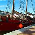 Barco en el puerto deportivo de Badalona 