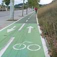 Carril bici que sube paralelo a la B-20 hacia el Parc Forestal de la Bastida 