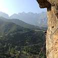 Observando la altura con los Picos de Europa al fondo 