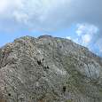 Desde el final de la canal vemos a lo lejos la cima del Pedraforca 