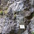 Entrada de la vía ferrata - primeros escalones y cartel D+- 