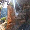 El descenso sigue a la izquierda entre rocas 
