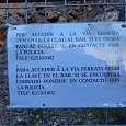 Aviso en la puerta de entrada -si está cerrada ir al Bar de la Cantera en el campo de fútbol si está cerrado el bar contactar con la Policía 625 101 002- 