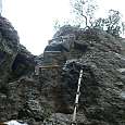 No subimos por aquí! y seguimos de frente hasta el inicio de la vía ferrata 