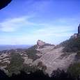 Vista a la ladera norte del Montcau destacan las Roques de la Coca 