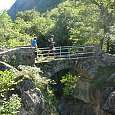 Camino de aproximación cruzando el puente de Couret 