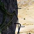 Cabecera del rapel del tramo dos por el cual realizamos la salida de la ferrata y detalle de una broca abandonada. 