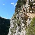 La ferrata desciende en diagonal hasta las profundidades de las Gorgas de l Arc 