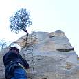 Paso aéreo pero no desplomado. La ferrata se empieza a animar 