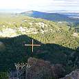 Esta cruz indica la posición de la cueva de la Mare de Déu de Bruguers 