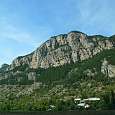 La ferrata cruza de izquierda a derecha la mitad del promontorio 