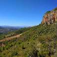 Vista de las escarpadas paredes Els Montalts al pie del grau de la Guineu 
