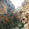 Bajada con pasamanos al cauce 