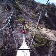 Largo puente que inicia la ferrata 