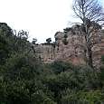 Entrada a la Lucky Txei desde el camino. No hay indicaciones un pequeño sendero descompuesto sube por el bosque hasta la pared. La ferrata queda a la izquierda 