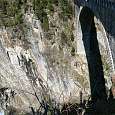 Vista del Puente Napoleón y pared por la que se desarolla la Vía ferrata 