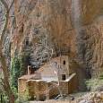 Vista de la ermita desde el fondo del barranco junto a la cascada de San Martín 