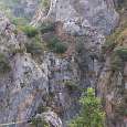 Detalle de excursionistas subiendo la primera parte de la vía ferrata 