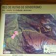 Pasaremos junto al cartel con el croquis del PR-PNPE-16 