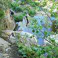 Paso lateral junto al salto de agua 