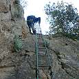 Escalera para salir a buscar la pasarela final 