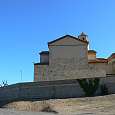 Foto de la parte trasera de la Iglesia de Figuerola del Camp desde el aparcamiento 