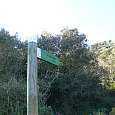 Poste indicador a la vía ferrata nos aparta de la pista principal del GR-175 