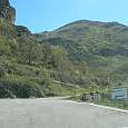 Indicadores de madera  a la ferrata hacia arriba a la derecha. Hacia abajo vamos al camping 
