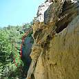 Formación de toba y el tramo intermedio de la ferrata (© Montañismo para todos) 