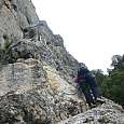 Avanzamos ayudados por cadenas y escalones mientras la cresta se va estrechando 