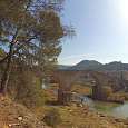 Vista atrás al puente medieval -Pont Vell- desde el camino de aproximación 