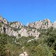 Pasada la Roca del Tambor las vistas se despejan. Enfrente nos queda la pared por la que sube la vía 
