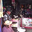 1. Una tienda típica del pueblo donde venden las zapatillas de neumático características 