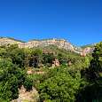 Vista del Tormo del Frare y les roques dels Montalts detrás por el que sube el grau de la Guineu 