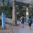 Puente colgante que nos conduce a la carretera de regreso a un vecindario del pueblo de Urubamba 