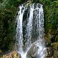 Formaciones petrificadas al pie del salto de agua 
