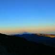 Sombra del Teide en la que se puede apreciar los vapores de la cima 