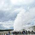 Observando Old Faithful el géiser más popular de Yellowstone 