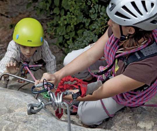 Progresando por la vía ferrata ©Petzl